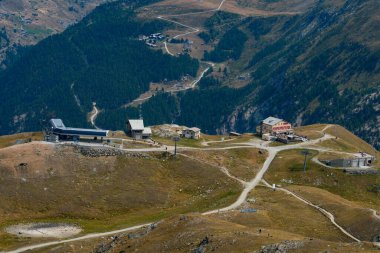 Zermatt, İsviçre - 19 Ağustos 2025: Matterhorn Express teleferiği insanları yürüyüş yapan ve güzel manzaralı Alplere götürüyor.