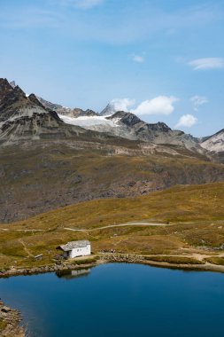 Zermatt, İsviçre - 19 Ağustos 2025: Schwarzsee Gölü 'nün arka planında Alp dağları Matterhorn Ana Kamp yolu boyunca uzanır..