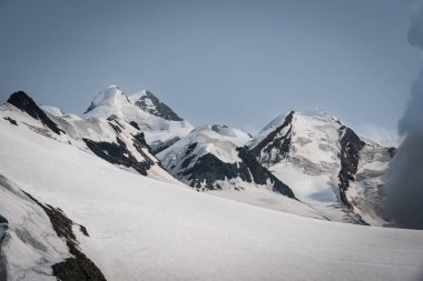 Karla kaplı dağ. Açık bir alp gününde İtalya ve İsviçre sınırında Breithorn, İsviçre Alpleri 'nin dramatik zirveleri, buzulları ve panoramik manzaralarını gözler önüne seriyor.