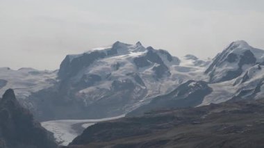 İtalya sınırı boyunca uzanan buzullar ve engebeli dağlar dramatik alp manzarasını, karlı zirveleri ve Alpler 'in buzullu arazisini gözler önüne seriyor..