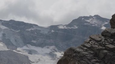İtalya sınırı boyunca uzanan buzullar ve engebeli dağlar dramatik alp manzarasını, karlı zirveleri ve Alpler 'in buzullu arazisini gözler önüne seriyor..