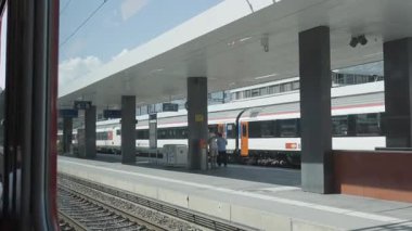 Visp, İsviçre - 11 Ağustos 2025: İsviçre 'deki Visp tren istasyonuna yaklaşan bir tren.