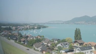 Visp, İsviçre - 11 Ağustos 2025: Thun Gölü ve tekneli bir göl kenti, Visp 'e yaklaşan bir trenden görüldü..