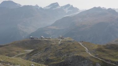 Zermatt 'tan Matterhorn' a yolcu taşıyan teleferik. Arka planda çarpıcı alp zirveleri var.