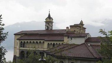 İsviçre 'nin Locarno kentindeki Madonna del Sasso' nun Mabedi, Maggiore Gölü 'nün üzerine tünemiş, tarihi mimari ve panoramik alp gölü manzaraları sergiliyor..