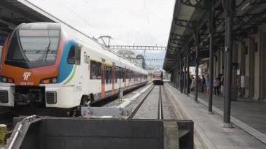 Locarno, İsviçre - 11 Ağustos 2025: Milano Merkez İstasyonu 'na giden Locarno tren garına yaklaşan trenler.