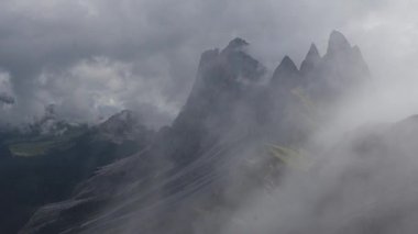 İtalya 'daki Dolomitler' de Seceda Sırtı ve Sis Alp Dağları