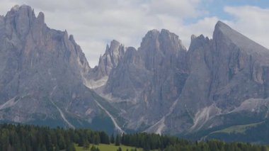 Sassolungo ve Sassopiatto Tepeleri ile Alpe di Siusi Alp Çayırları Dolomitlerin Görsel Almanı 'nda