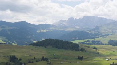 Sassolungo ve Sassopiatto Tepeleri ile Alpe di Siusi Alp Çayırları Dolomitlerin Görsel Almanı 'nda