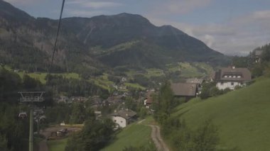 Güney Tyrol, İtalya - 05 Eylül 2025: Ortisei, Dolomites 'ten Seceda ve Alpe di Siusi' ye ziyaretçi taşıyan kablo aracı