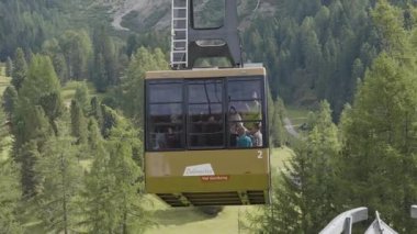 Güney Tyrol, İtalya - 05 Eylül 2025: Ortisei, Dolomites 'ten Seceda ve Alpe di Siusi' ye ziyaretçi taşıyan kablo aracı