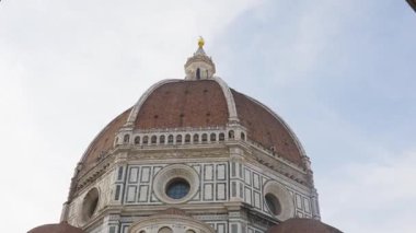 Floransa Katedrali 'nin (Santa Maria del Fiore) simgesel kırmızı kubbesi Brunelleschi, yeşil ve pembe mermer perade, Giottos Campanile ve Floransa, İtalya' daki Rönesans heykelleri ve mimari ayrıntılarıyla dış görünüşü.