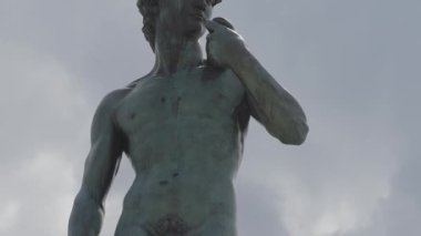 Floransa, İtalya - Eylül 06 2025: İtalya 'nın Floransa kentindeki Piazzale Michelangelo' da Michelangelos David 'in bronz kopyası