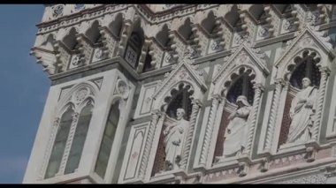 Floransa, İtalya - Eylül 06 2025: Floransa Katedrali 'nin dış görünüşü Santa Maria del Fiore çok sayıda heykel ve ayrıntılı Rönesans mermeri oymalarıyla süslü yüzünü sergiliyor