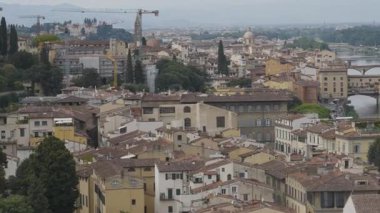 Floransa, İtalya - Eylül 06 2025: Arno Nehri, Ponte Vecchio, Floransa Katedrali (Duomo), İtalya, Floransa 'nın panoramik manzarası)