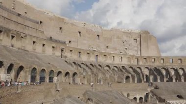 Roma, İtalya - 15 Eylül 2025: Roma 'daki antik Kolezyum' a hayran turistler