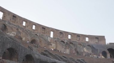 Roma, İtalya - 15 Eylül 2025: Roma 'daki antik Kolezyum' a hayran turistler