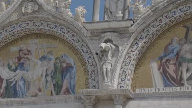 İsa 'yı katedralin ön cephesinde tasvir eden Hristiyan sanat eserlerinin detaylı görüşü, tarihi dini sanat ve karmaşık işçilik sergileniyor..