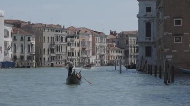 Venedik, İtalya - 12 Eylül 2025: Rialto Köprüsü 'nden Venices Grand Canal' ın turistler, gondol tekneleri ve tarihi liman binalarıyla dolu yoğun manzarası.