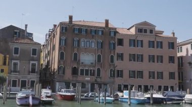 Venedik, İtalya - 12 Eylül 2025: Rialto Köprüsü 'nden Venices Grand Canal' ın turistler, gondol tekneleri ve tarihi liman binalarıyla dolu yoğun manzarası.
