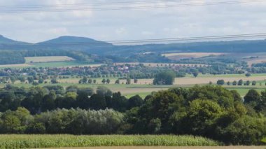Gttingen, Almanya 'nın Rosdorf kentindeki Mengerhausen köyü geniş yeşil tarlalarla çevrilidir..
