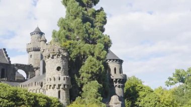 Kassel, Almanya - 25 Eylül 2025: Almanya 'nın Kassel kentindeki Bergpark Wilhelmshhe' de büyük bir kale, gündüz vakti ele geçirildi.