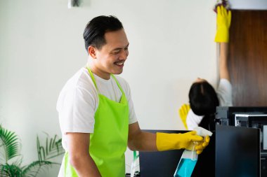 Profesyonel erkek temizleyici elektrik süpürgesi, silecek ve çevre dostu temizlik malzemelerini kullanarak ofis çalışma alanını koruyor, hijyenik ve sürdürülebilir bir iş ortamı sağlıyor.