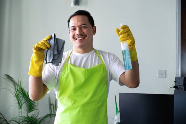 Profesyonel erkek temizleyici elektrik süpürgesi, silecek ve çevre dostu temizlik malzemelerini kullanarak ofis çalışma alanını koruyor, hijyenik ve sürdürülebilir bir iş ortamı sağlıyor.