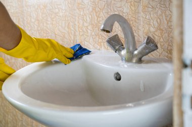 Uygun hijyeni sağlamak, lekeleri çıkarmak ve tuvaleti temiz ve hijyenik tutmak için banyo zeminini fırçalamak..