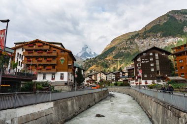 Locarno, İsviçre - 20 Ağustos 2025: River, Resorts and Shops on both Side ile Zermatt 'ta Karlı Matterhorn