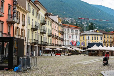 Locarno, İsviçre - 20 Ağustos 2025: Locarno, İsviçre 'deki Piazza Grande Meydanı Renkli Binalar, Dükkanlar, Restoranlar ve Oteller
