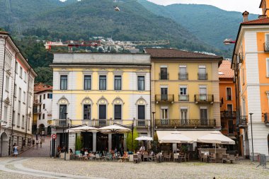 Locarno, İsviçre - 20 Ağustos 2025: Locarno, İsviçre 'deki Piazza Grande Meydanı Renkli Binalar, Dükkanlar, Restoranlar ve Oteller