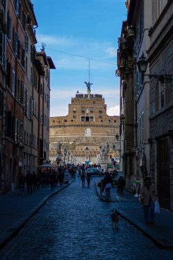 Roma, 10.11.2019, Castel Sant 'Angelo - Hadrian anıtı olarak bilinen mimari bir anıt, bazen Hüzünlü Kale olarak da bilinir, Adriano Park' ta Tiber Parkı 'nın kıyısında uzun silindirik bir bina..