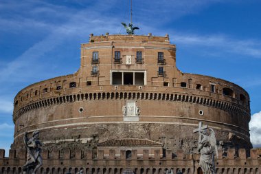 Castel Sant 'Angelo - Hadrian anıtı olarak bilinen mimari bir anıt, bazen Hüzünlü Şato olarak da bilinir, Tiber Parkı' nın kıyısındaki Adriano Parkı 'nda uzun silindirik bir bina..