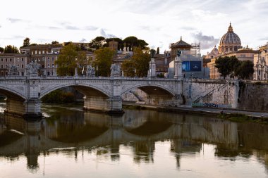 Tiber Nehri üzerindeki köprü, Roma