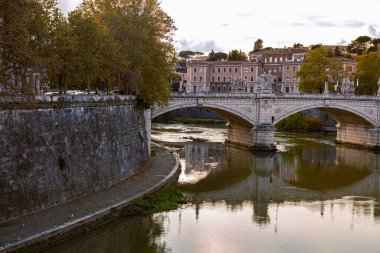 Tiber Nehri üzerindeki köprü, Roma