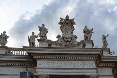 Vatikan 'daki Peter Katedrali' nde heykel kompozisyonu