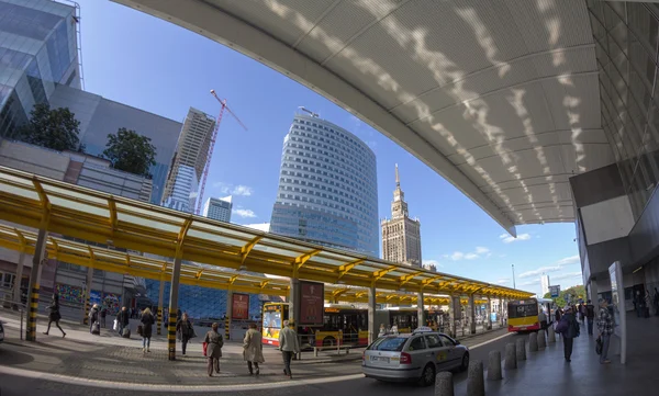 Tussen het centraal station van Warschau en gouden terrassen shopping center, onderaan de stad Warschau — Stockfoto