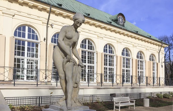 Royal Lazienki Park in Warsaw, the statue in front of the Old Orangery building — Stock Photo, Image