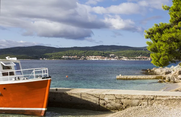 Orebic sulla penisola di Peljesac, Croazia. Vista verso l'isola di Korcula con il centro storico della città di Korcula . — Foto Stock