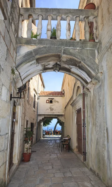 Úzká ulice Korčula, ostrov Korčula, Chorvatsko — Stock fotografie