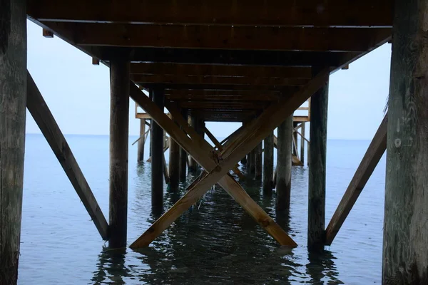 Yağmurlu Bir Günde Mavi Iskele — Stok fotoğraf