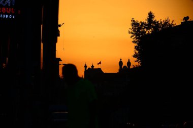 Şehir üzerinde güzel bir günbatımı