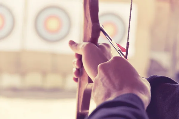 Archer memegang busurnya membidik target — Stok Foto