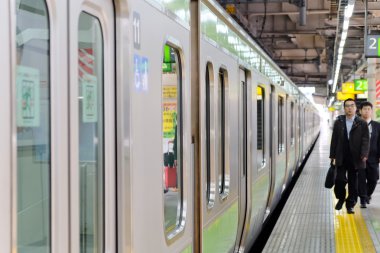 Tokyo banliyö, Tren istasyona yaklaşıyor.