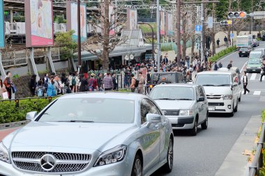 ana kavşak, harajuku alışveriş caddesi üzerinde trafik sıkışıklığı 