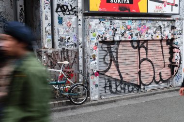 Tampon çıkartmaları ve grafiti sokak, Harajuku, Tokyo 
