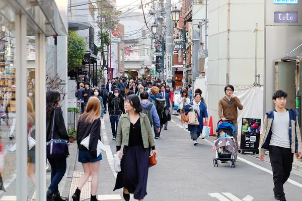 Toeristen en zakenmensen in Ura-Harajuku straat — Stockfoto