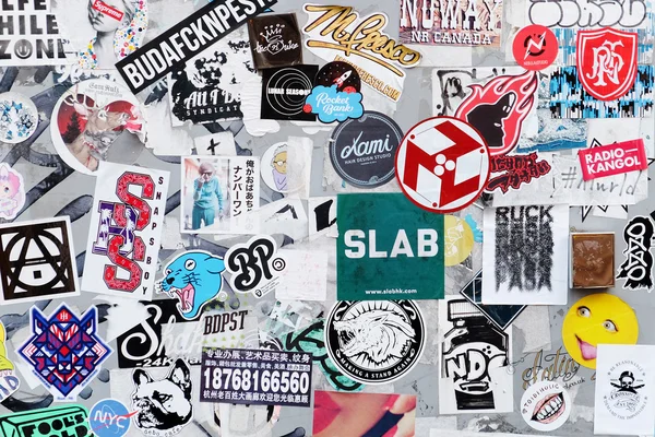 Bumper stickers en graffiti op straat — Stockfoto