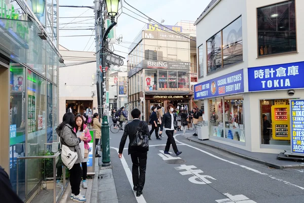 Mensen in Ura-Harajuku straat. — Stockfoto